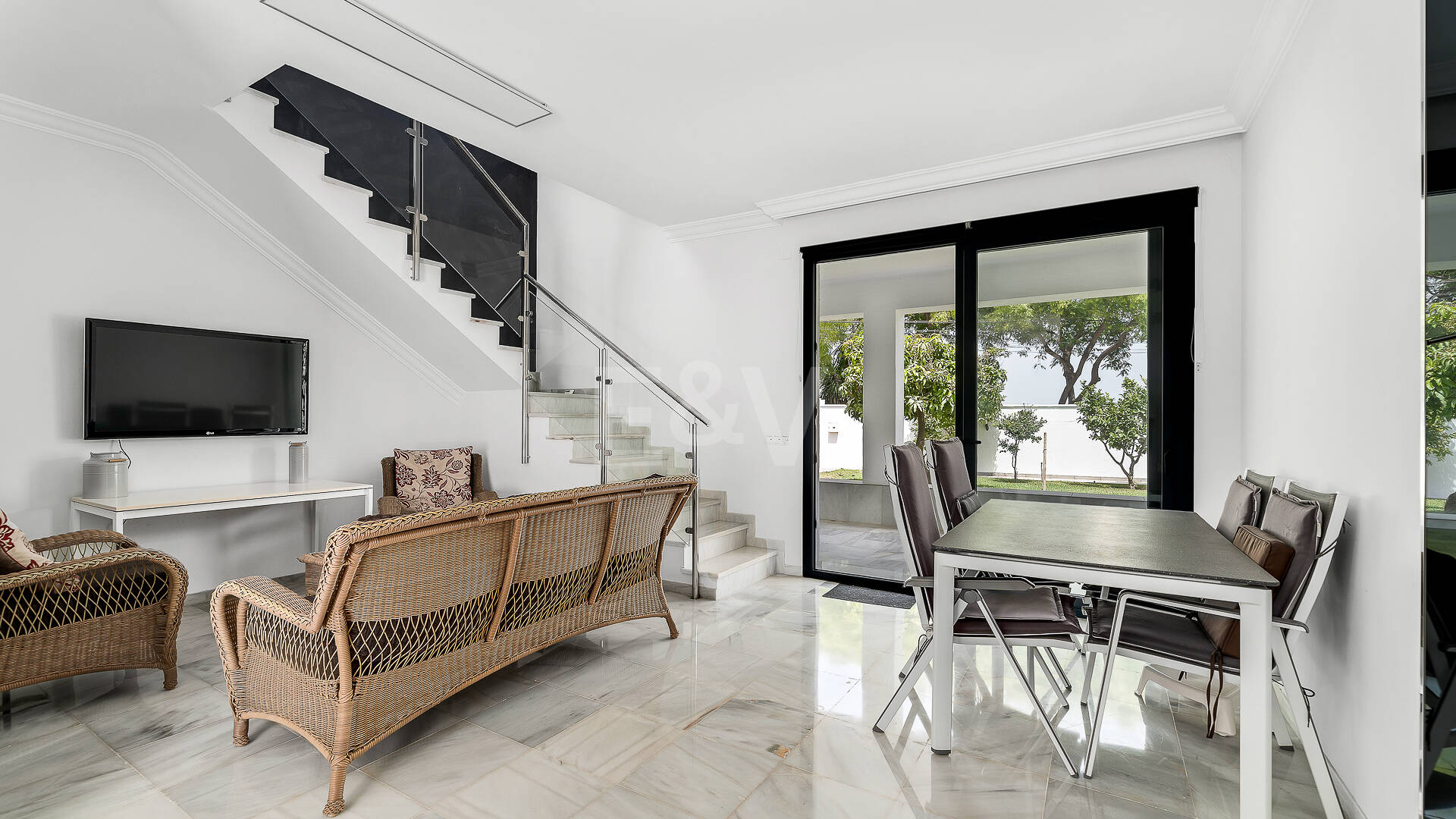Moderne Villa am Strand von San Pedro nahe dem Stadtzentrum