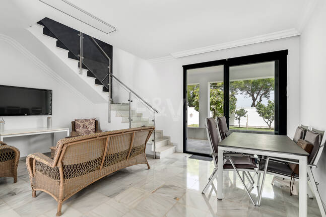 Moderne Villa am Strand von San Pedro nahe dem Stadtzentrum