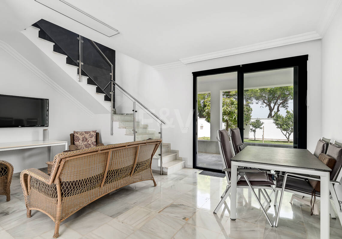 Moderne Villa am Strand von San Pedro nahe dem Stadtzentrum