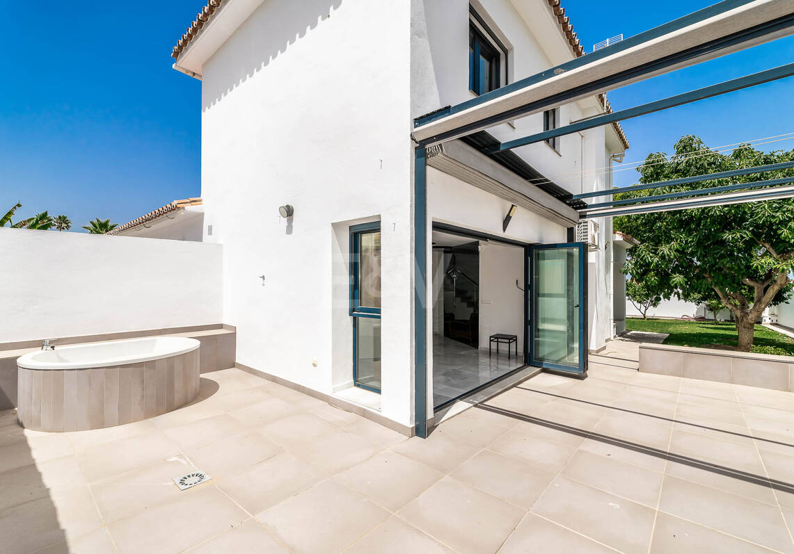 Moderne Villa am Strand von San Pedro nahe dem Stadtzentrum