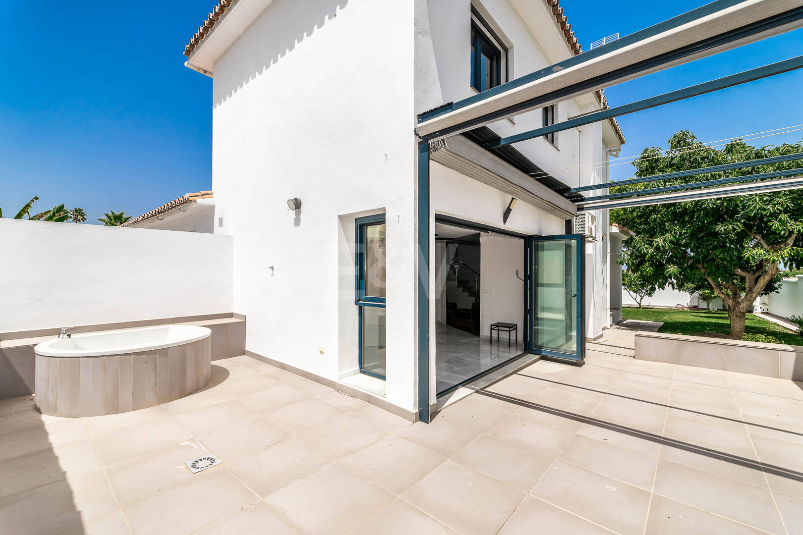Moderne Villa am Strand von San Pedro nahe dem Stadtzentrum