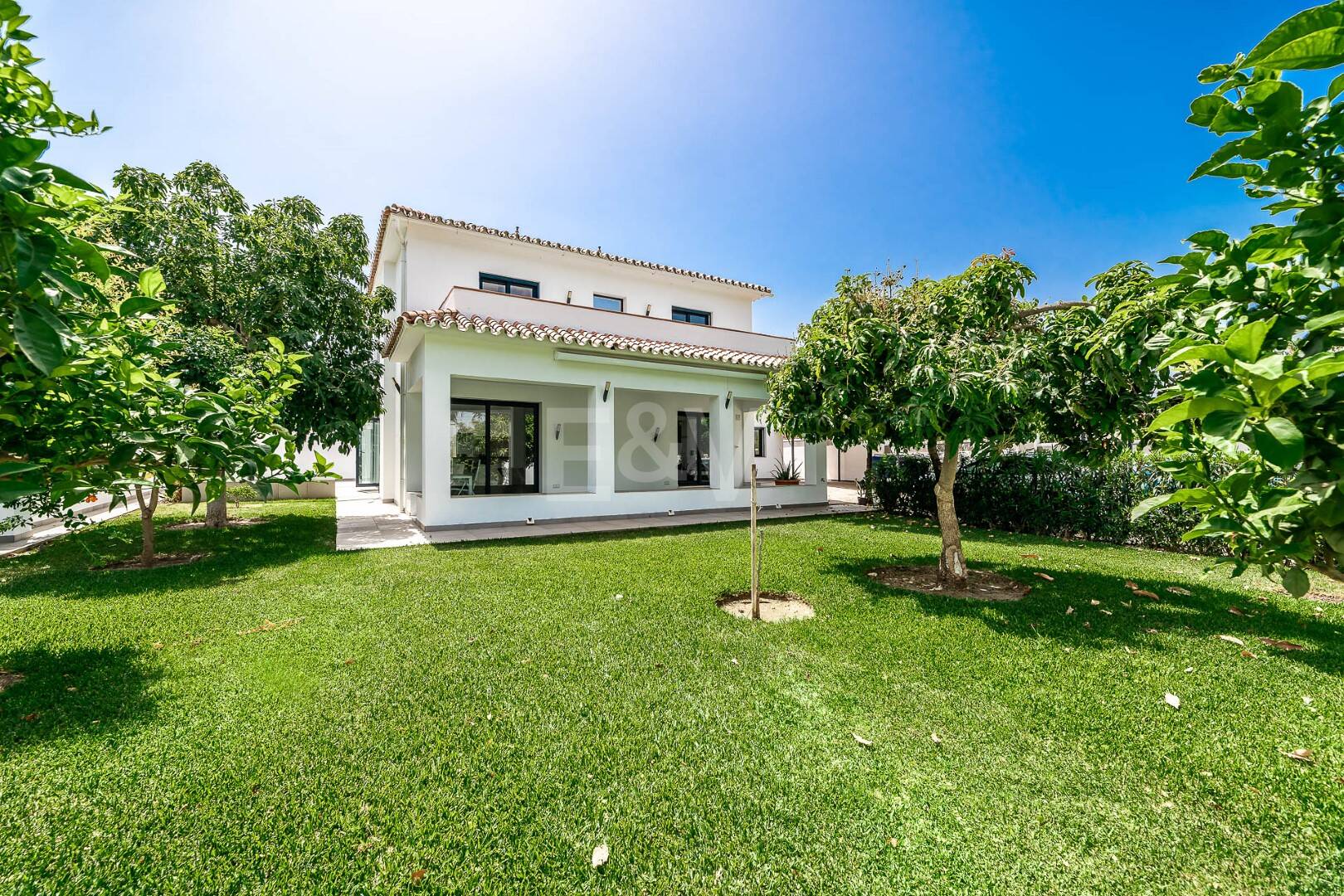 Moderne Villa am Strand von San Pedro nahe dem Stadtzentrum