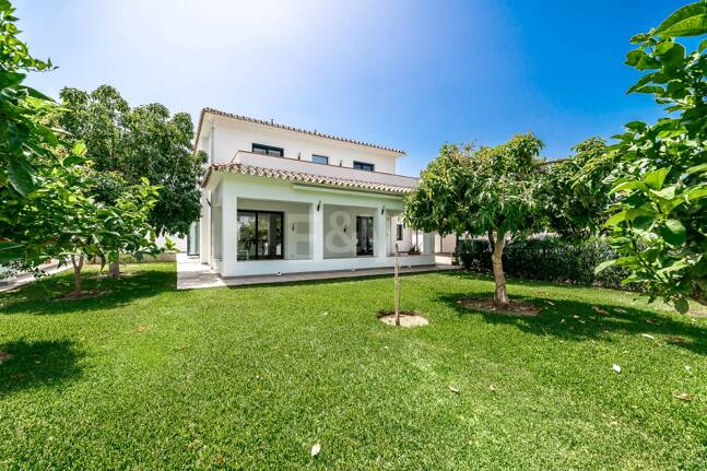 Moderne Villa am Strand von San Pedro nahe dem Stadtzentrum