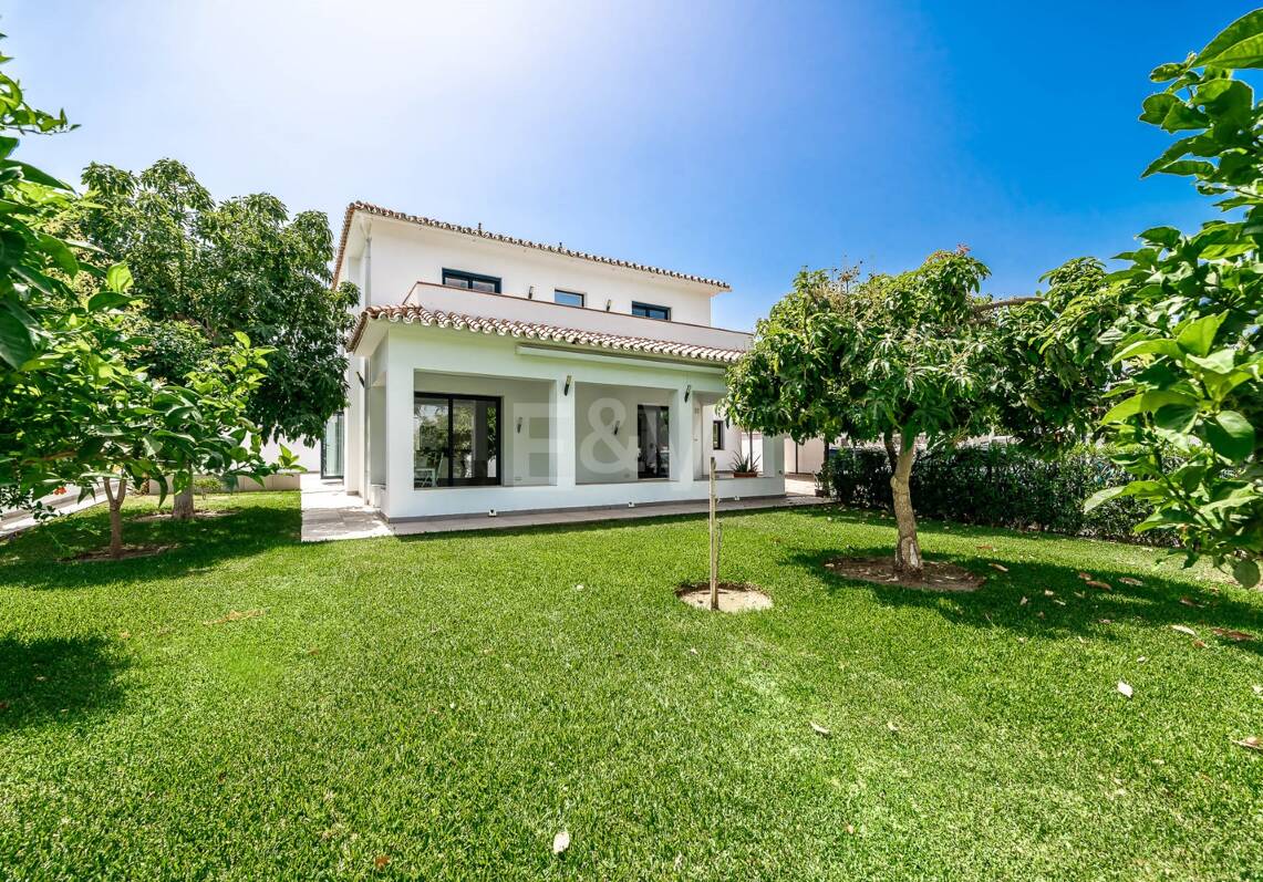 Moderne Villa am Strand von San Pedro nahe dem Stadtzentrum