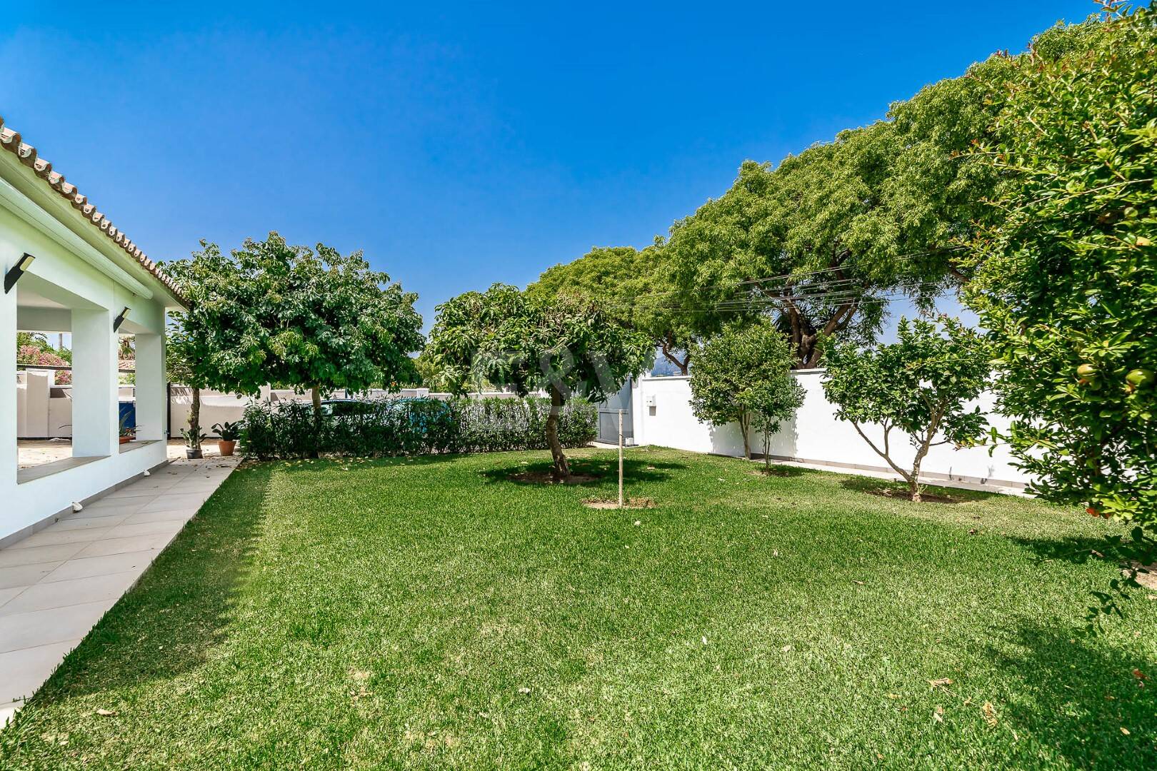 Moderne Villa am Strand von San Pedro nahe dem Stadtzentrum