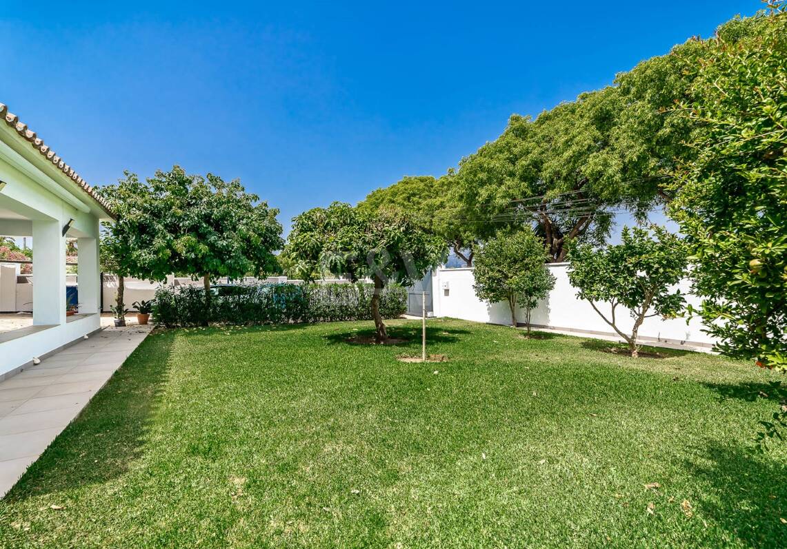 Moderne Villa am Strand von San Pedro nahe dem Stadtzentrum