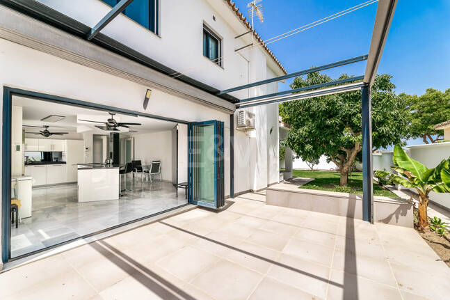 Moderne Villa am Strand von San Pedro nahe dem Stadtzentrum