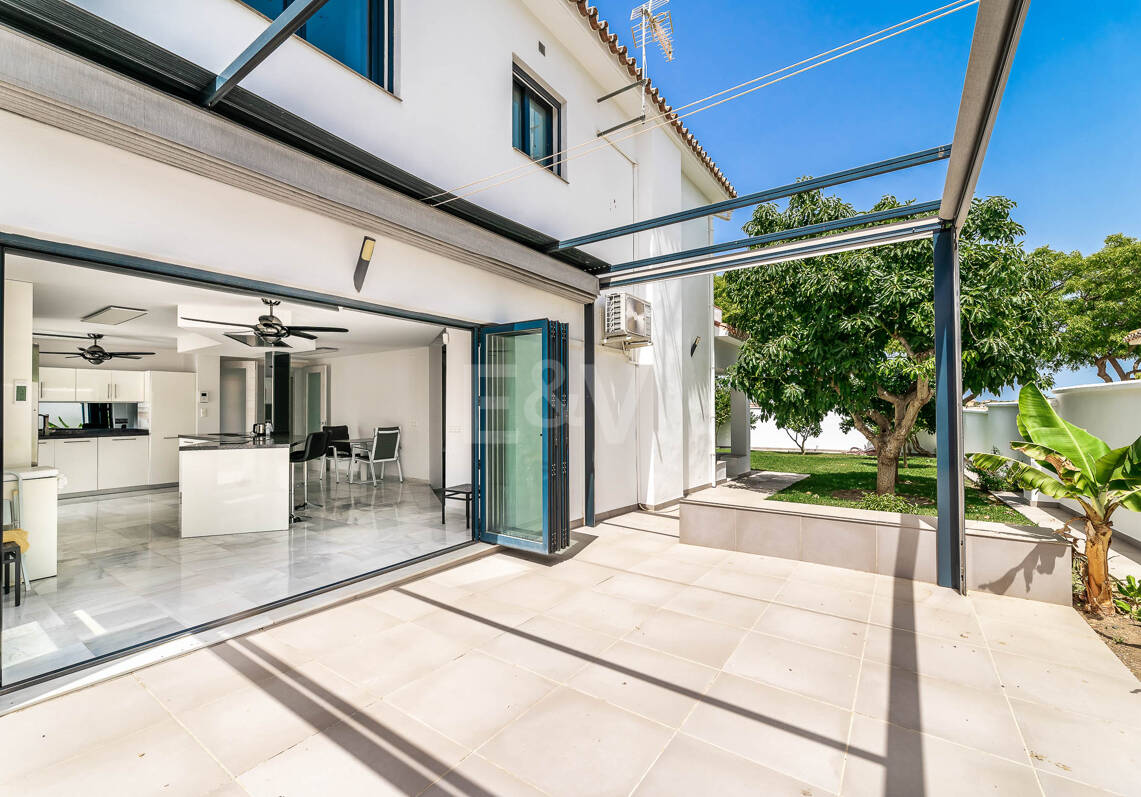 Moderne Villa am Strand von San Pedro nahe dem Stadtzentrum