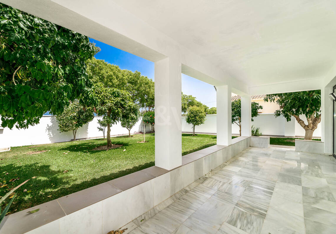 Moderne Villa am Strand von San Pedro nahe dem Stadtzentrum