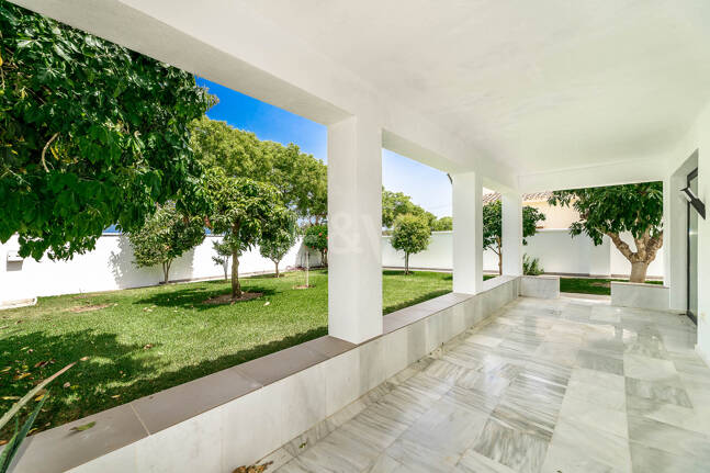 Moderne Villa am Strand von San Pedro nahe dem Stadtzentrum