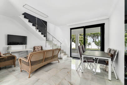 Moderne Villa am Strand von San Pedro nahe dem Stadtzentrum