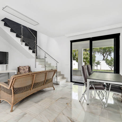 Moderne Villa am Strand von San Pedro nahe dem Stadtzentrum