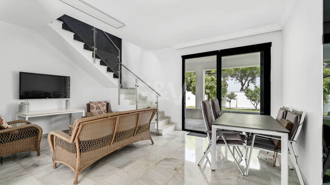 Moderne Villa am Strand von San Pedro nahe dem Stadtzentrum