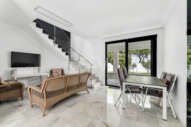 Moderne Villa am Strand von San Pedro nahe dem Stadtzentrum