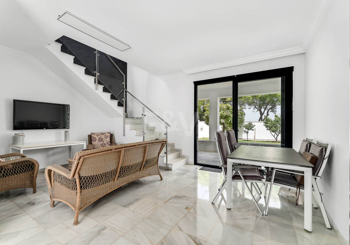Moderne Villa am Strand von San Pedro nahe dem Stadtzentrum