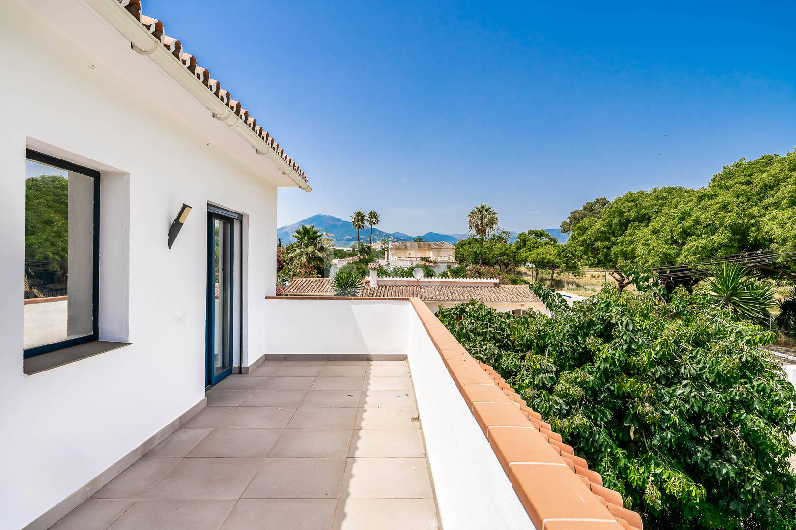 Moderne Villa am Strand von San Pedro nahe dem Stadtzentrum