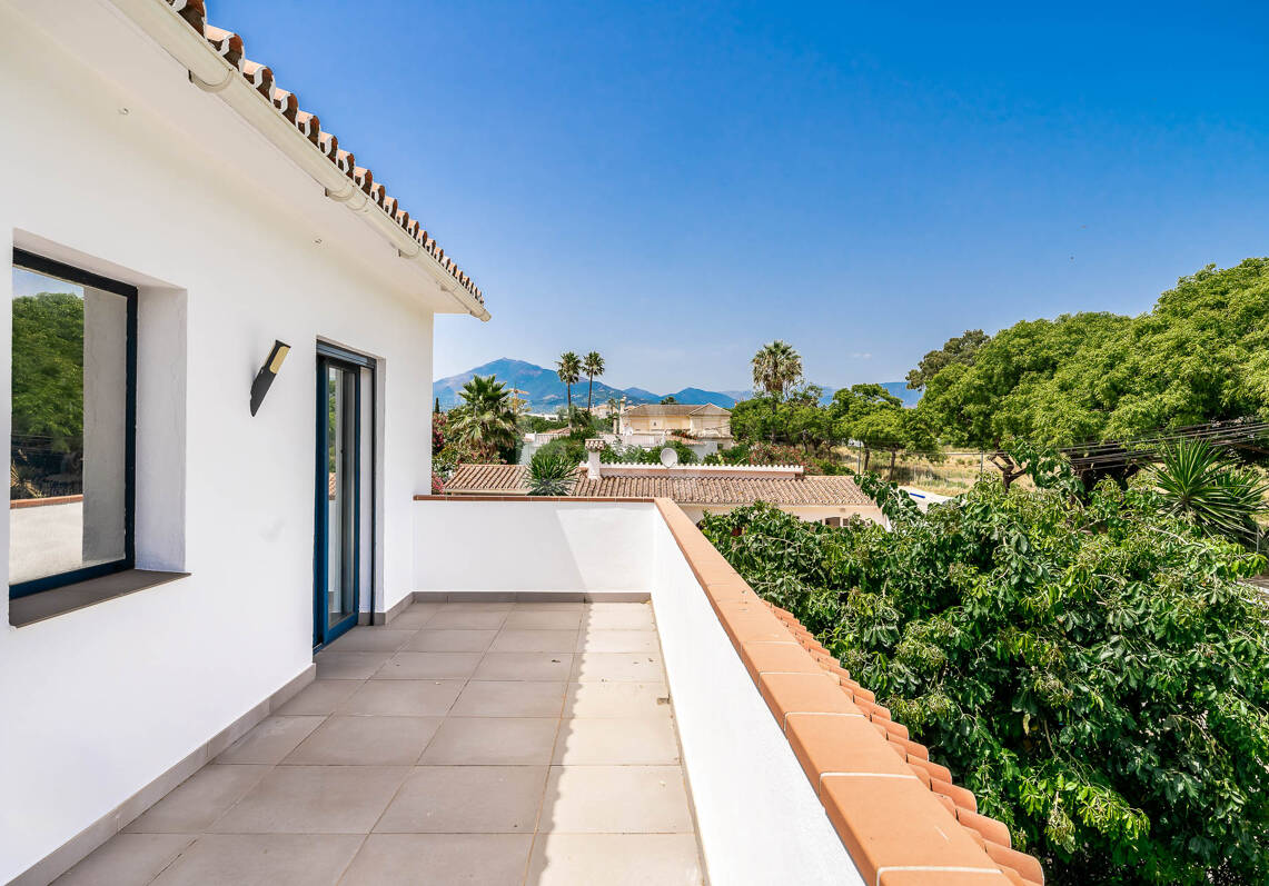 Moderne Villa am Strand von San Pedro nahe dem Stadtzentrum