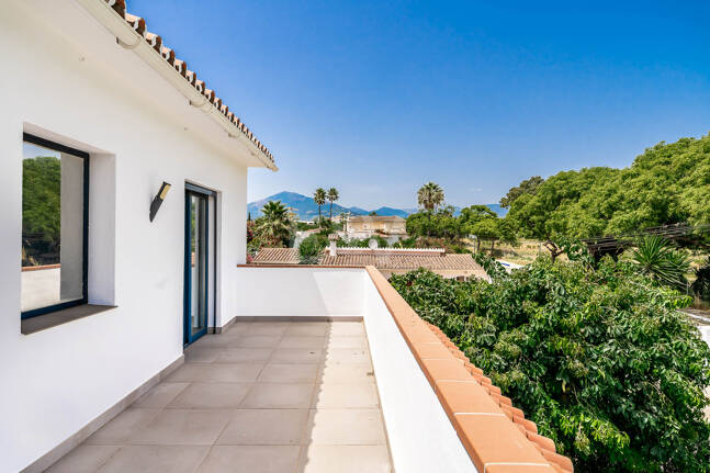 Moderne Villa am Strand von San Pedro nahe dem Stadtzentrum