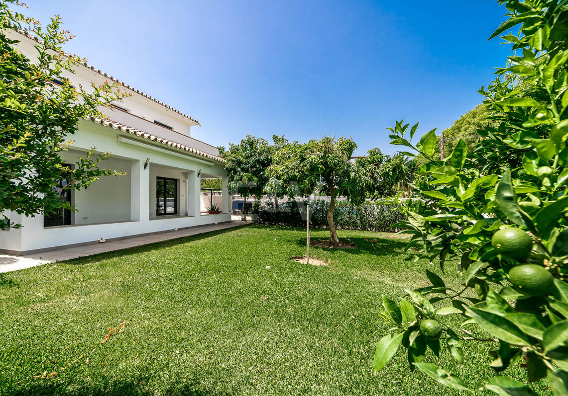 Moderne Villa am Strand von San Pedro nahe dem Stadtzentrum