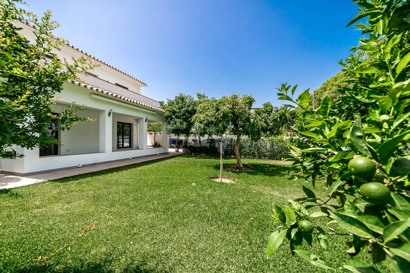Moderne Villa am Strand von San Pedro nahe dem Stadtzentrum