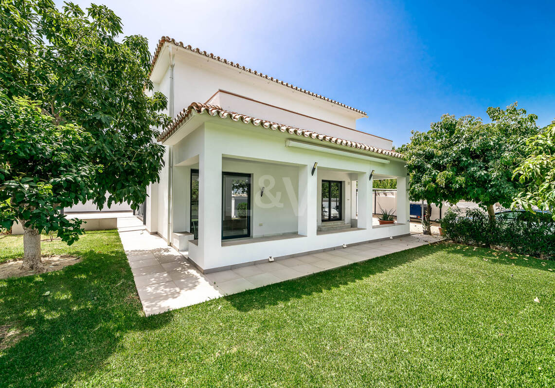 Moderne Villa am Strand von San Pedro nahe dem Stadtzentrum