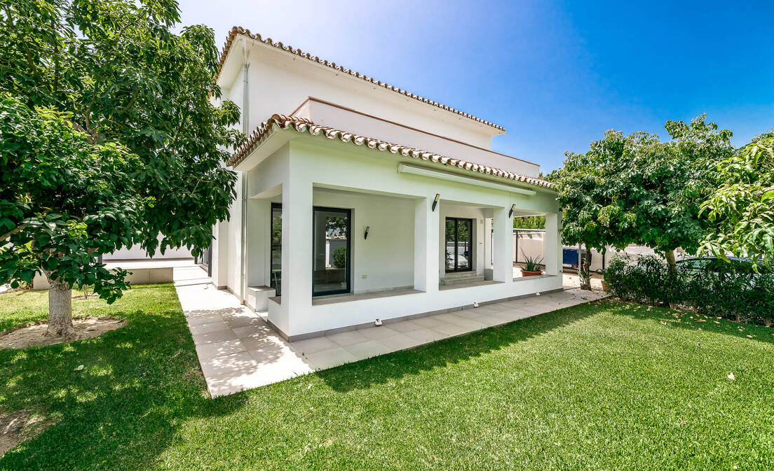 In der begehrten Wohngegend Linda Vista in San Pedro Playa, im Westen von Marbella, befindet sich diese moderne Strandvilla auf...