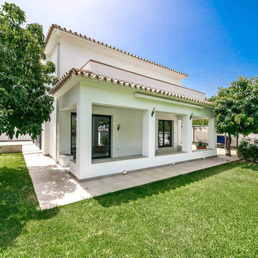 Moderne Villa am Strand von San Pedro nahe dem Stadtzentrum