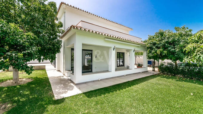 Moderne Villa am Strand von San Pedro nahe dem Stadtzentrum
