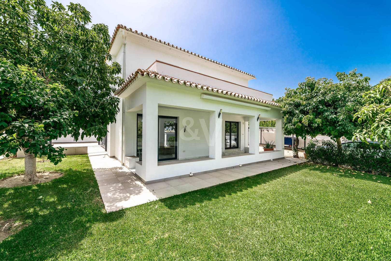 Moderne Villa am Strand von San Pedro nahe dem Stadtzentrum
