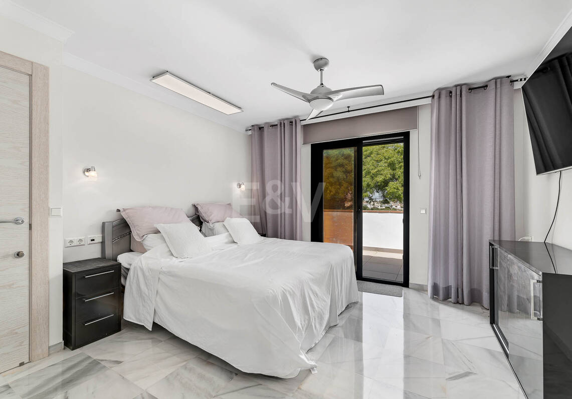 Moderne Villa am Strand von San Pedro nahe dem Stadtzentrum