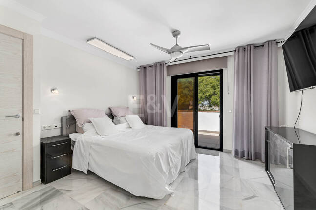 Moderne Villa am Strand von San Pedro nahe dem Stadtzentrum