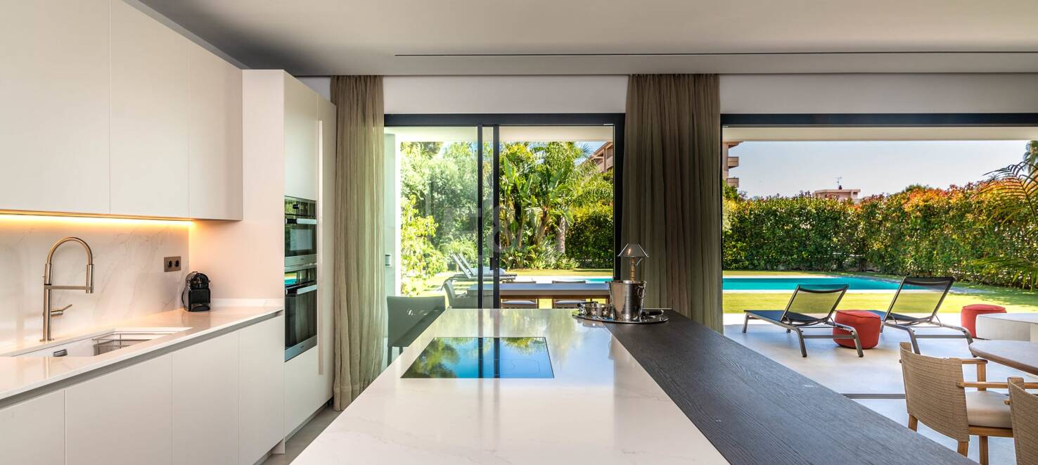Fabulosa villa nueva y moderna en Puerto Banús. Precio desde €19,000 por semana