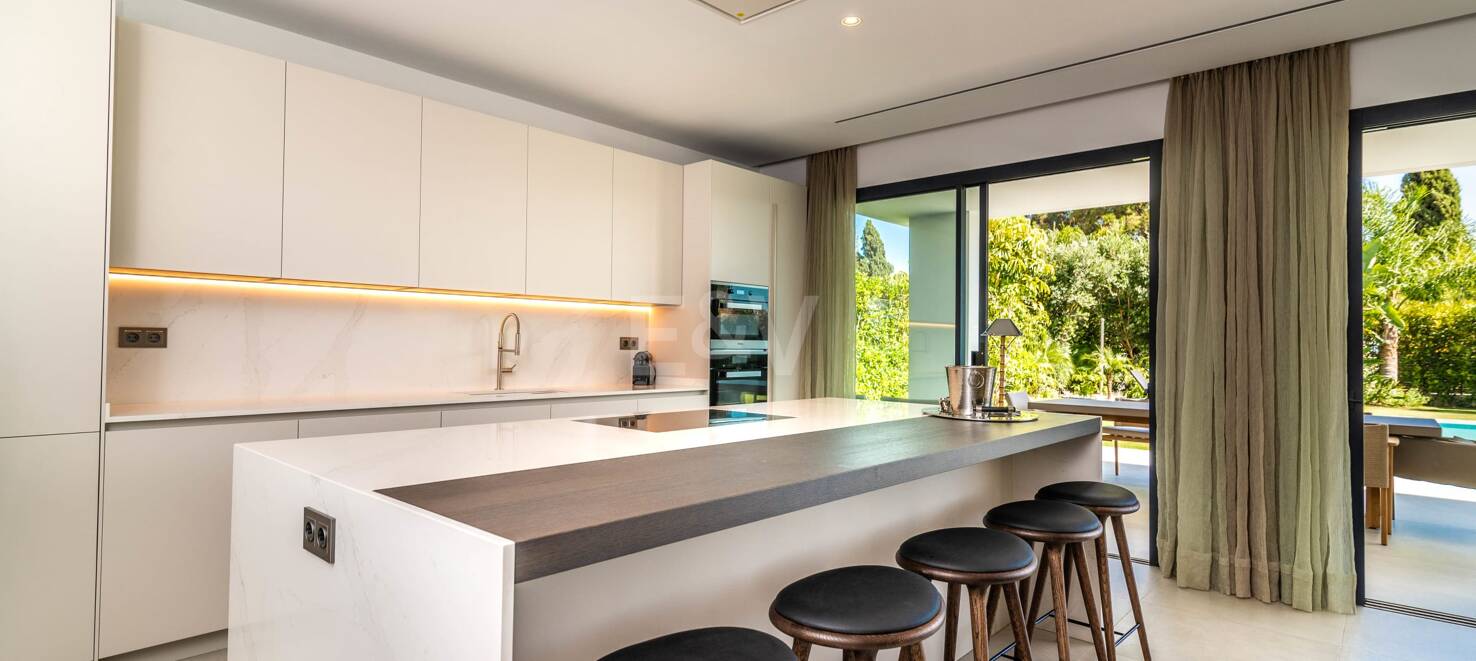 Fabulosa villa nueva y moderna en Puerto Banús. Precio desde €19,000 por semana
