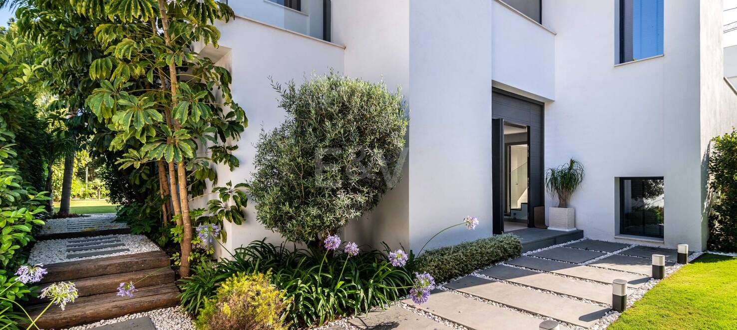 Fabulosa villa nueva y moderna en Puerto Banús. Precio desde €19,000 por semana