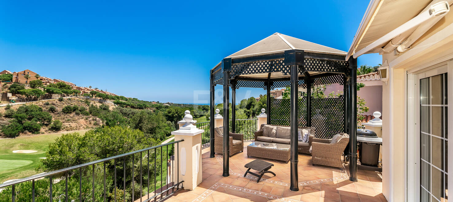 Front line golf villa med havsutsikt i Elviria