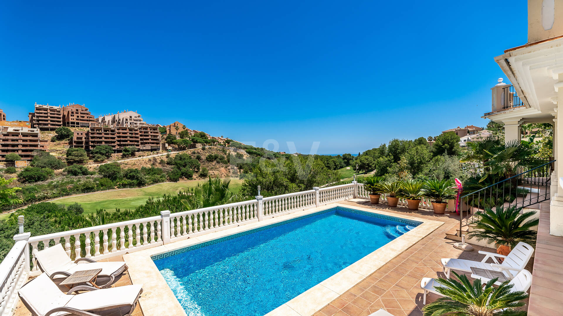 Front Line Golf Villa with Sea Views in Elviria