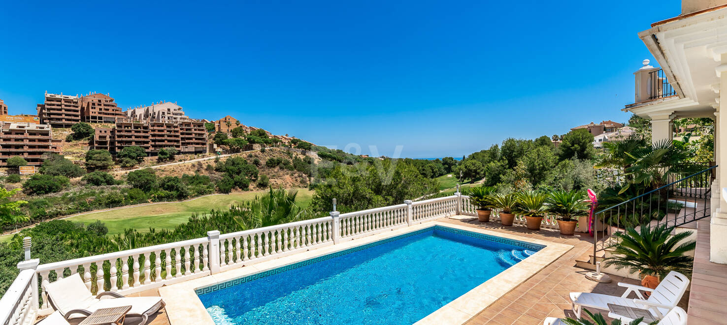 Front line golf villa med havsutsikt i Elviria
