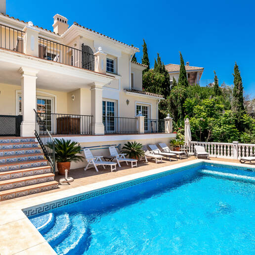 Front line golf villa med havsutsikt i Elviria