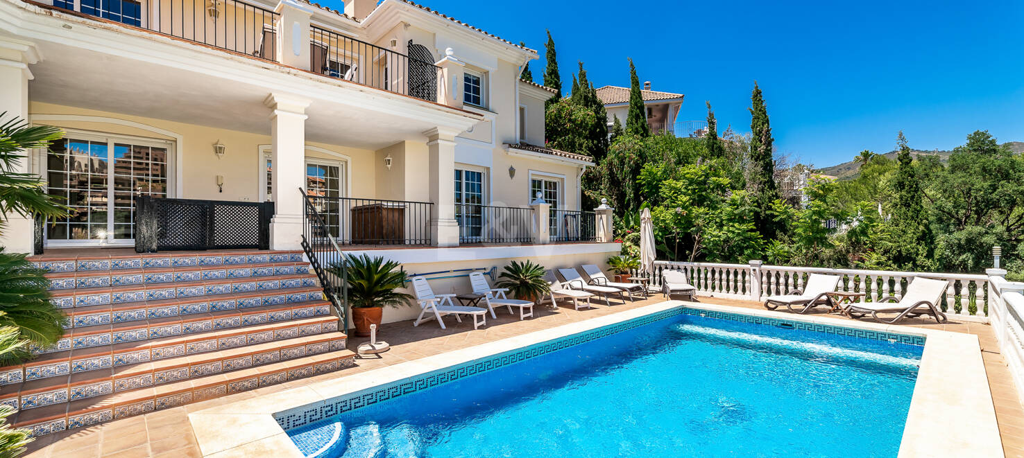 Front line golf villa med havsutsikt i Elviria