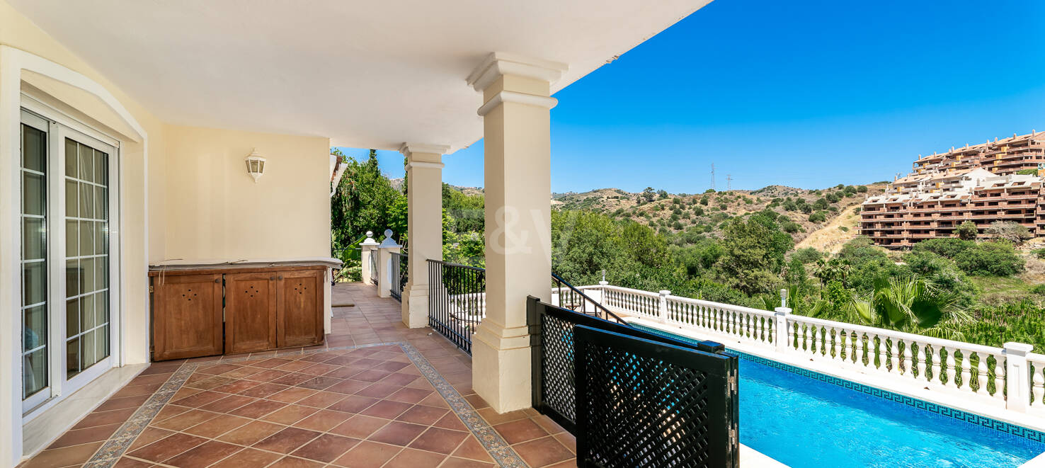 Front line golf villa med havsutsikt i Elviria
