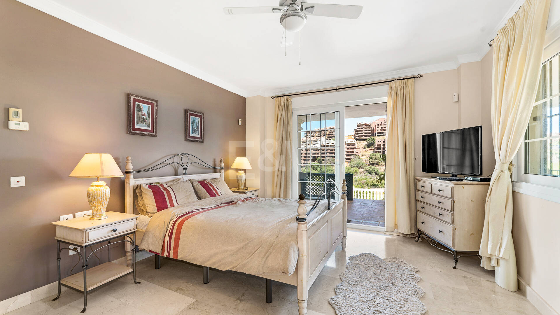 Front Line Golf Villa with Sea Views in Elviria