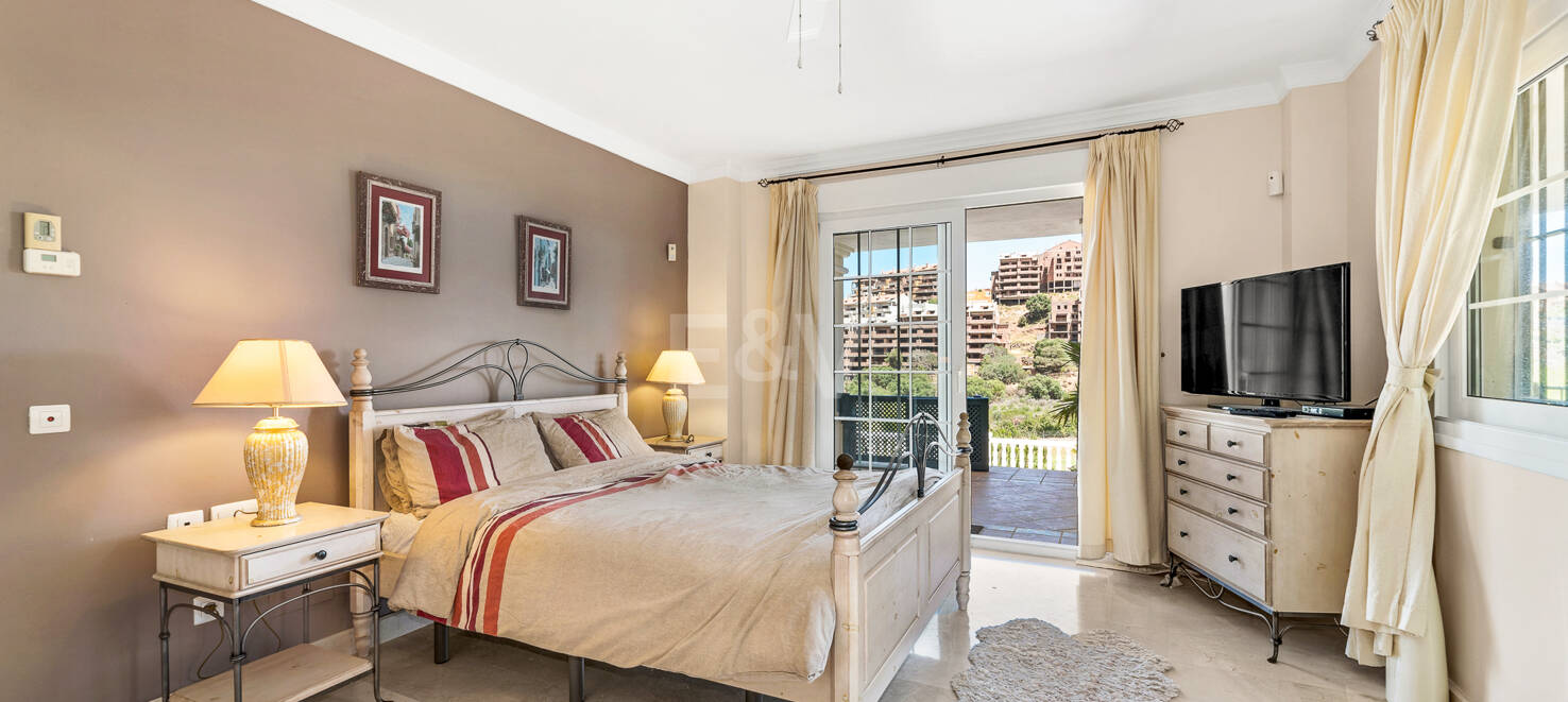Front line golf villa med havsutsikt i Elviria