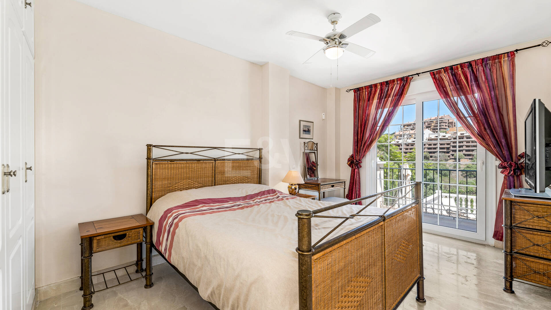 Front Line Golf Villa with Sea Views in Elviria