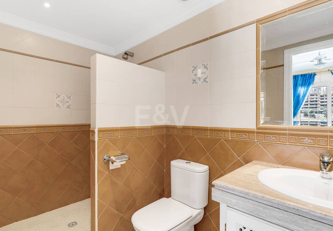 Villa en area Golf en Elviria con vistas al Mar