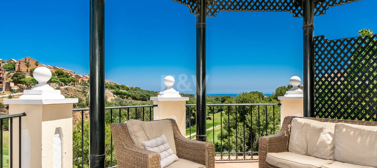 Front line golf villa med havsutsikt i Elviria