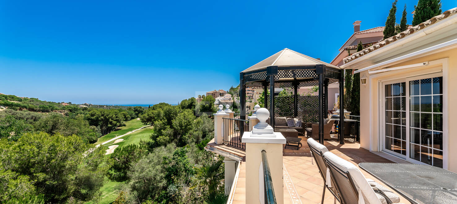 Front line golf villa med havsutsikt i Elviria