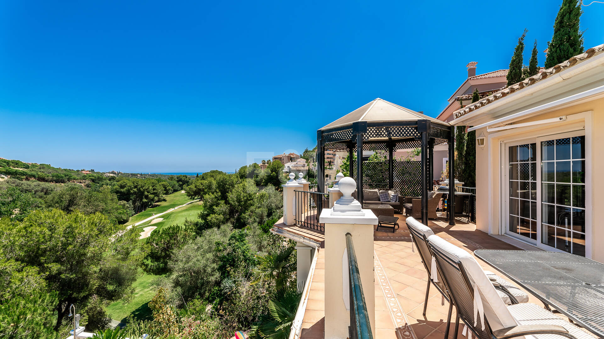 Front Line Golf Villa with Sea Views in Elviria