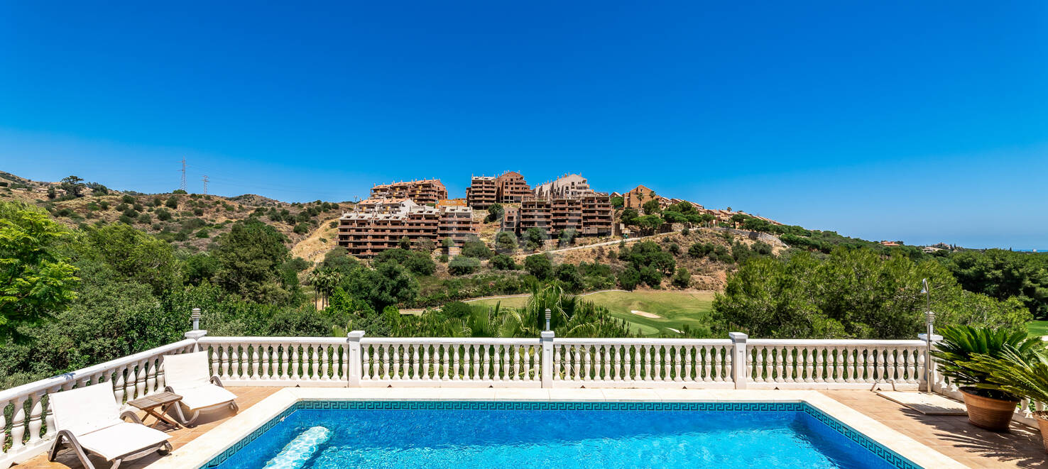 Front line golf villa med havsutsikt i Elviria