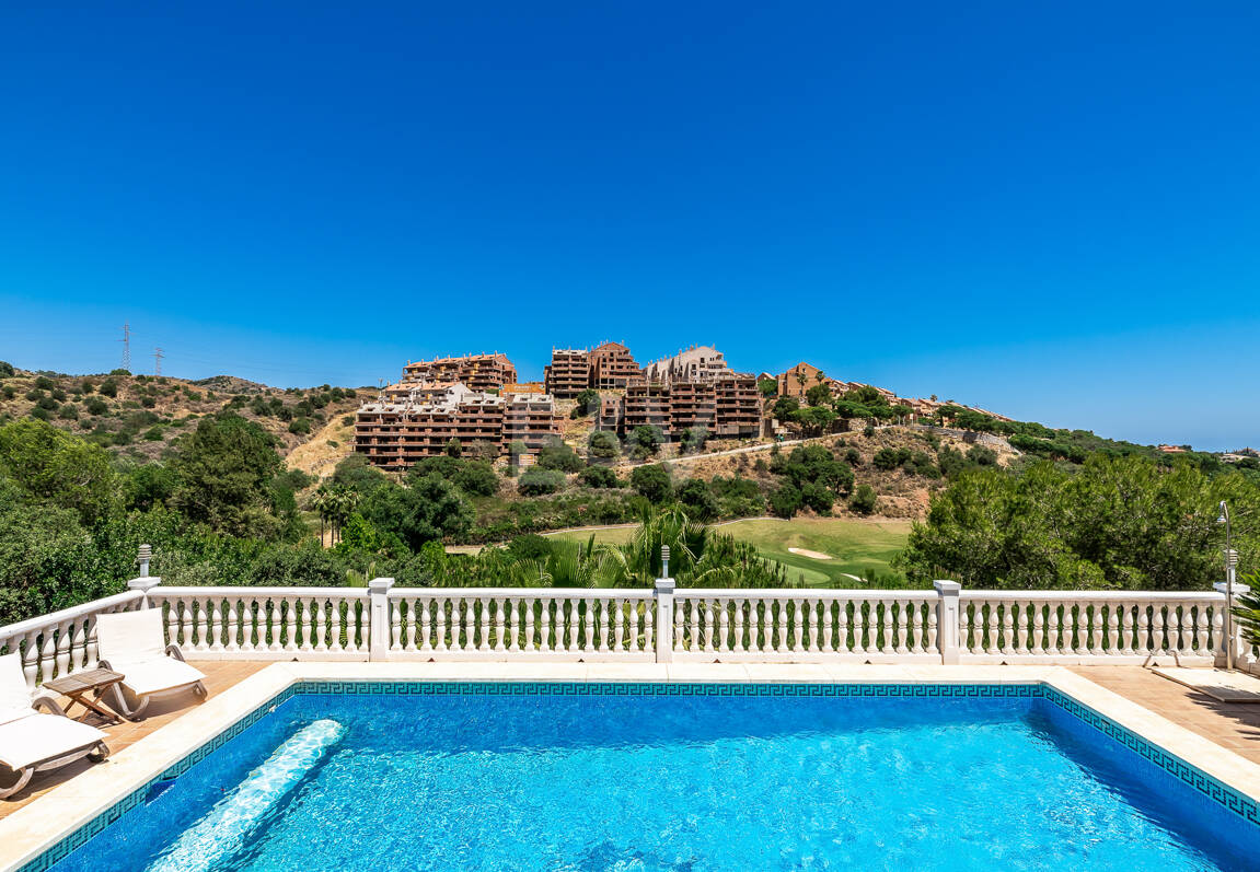 Villa en area Golf en Elviria con vistas al Mar