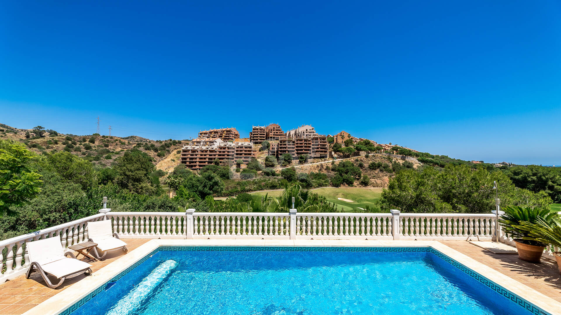 Front Line Golf Villa with Sea Views in Elviria